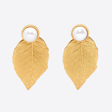 Afbeelding in Gallery-weergave laden, Aurelia Leaf Pearls – gouden blad oorbellen met parel