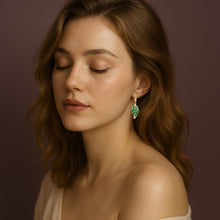 Afbeelding in Gallery-weergave laden, Selva Royale – bladvorm oorbellen met Zirkonia
