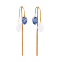Load image into Gallery viewer, Shalashil sodaliet & witte jade oorbellen