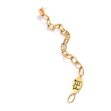 Load image into Gallery viewer, Towa enkel oorbel met spijkerschrift bedel