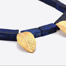 Afbeelding in Gallery-weergave laden, Ninlil- Lapis Lazuli en gouden blaadjes choker