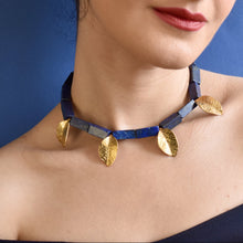 Afbeelding in Gallery-weergave laden, Ninlil- Lapis Lazuli en gouden blaadjes choker