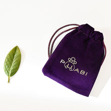 Load image into Gallery viewer, Shalashil sodaliet & witte jade oorbellen