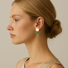 Afbeelding in Gallery-weergave laden, Veridia – parel oorbellen met groene blad