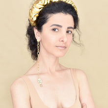 Load image into Gallery viewer, Towa enkel oorbel met spijkerschrift bedel