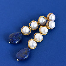 Afbeelding in Gallery-weergave laden, Amara Lapis Royale – parels met lapis lazuli oorbellen