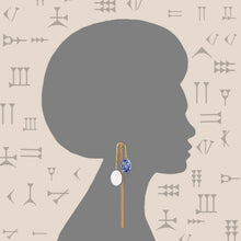 Load image into Gallery viewer, Shalashil sodaliet & witte jade oorbellen