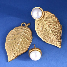 Afbeelding in Gallery-weergave laden, Aurelia Leaf Pearls – gouden blad oorbellen met parel
