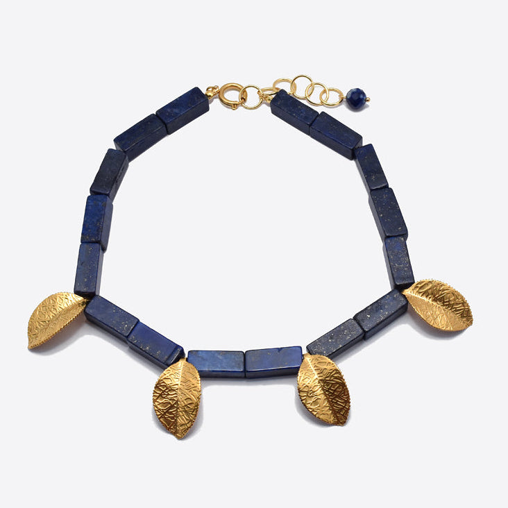 Ninlil- Lapis Lazuli en gouden blaadjes choker