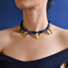 Afbeelding in Gallery-weergave laden, Ninlil- Lapis Lazuli en gouden blaadjes choker
