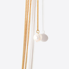 Afbeelding in Gallery-weergave laden, Isola pearls – verbonden oorbellen met parel
