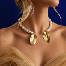 Afbeelding in Gallery-weergave laden, NEW – Parelketting met gouden bladeren – Daphne
