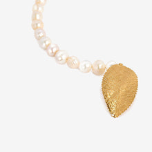 Afbeelding in Gallery-weergave laden, NEW – Parelketting met gouden bladeren – Daphne

