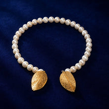 Afbeelding in Gallery-weergave laden, NEW – Parelketting met gouden bladeren – Daphne
