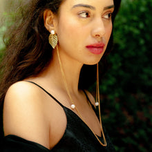 Afbeelding in Gallery-weergave laden, Isola pearls – verbonden oorbellen met parel
