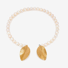 Afbeelding in Gallery-weergave laden, NEW – Parelketting met gouden bladeren – Daphne
