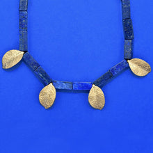 Afbeelding in Gallery-weergave laden, Ninlil- Lapis Lazuli en gouden blaadjes choker
