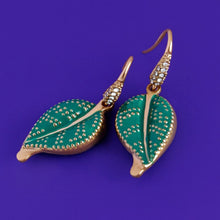 Afbeelding in Gallery-weergave laden, Selva Royale – bladvorm oorbellen met Zirkonia
