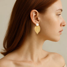 Afbeelding in Gallery-weergave laden, Aurelia Leaf Pearls – gouden blad oorbellen met parel

