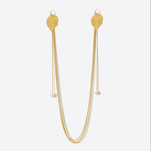 Afbeelding in Gallery-weergave laden, Isola pearls – verbonden oorbellen met parel
