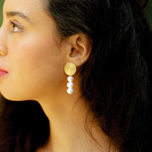 Afbeelding in Gallery-weergave laden, Clara di Mare – oorbellen met drie parels
